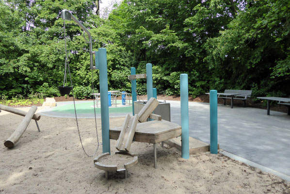 unterfahrbarer Sandspieltisch mit Rinnen und Matschtischen