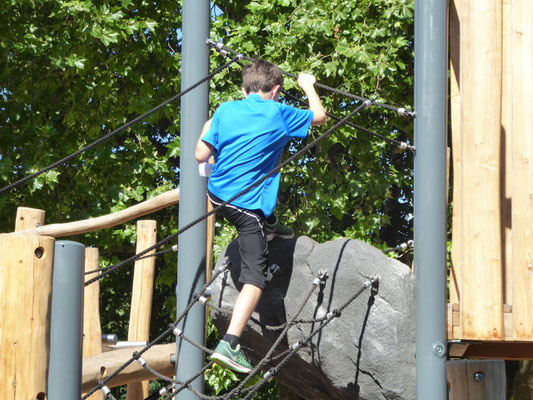 Netzbrücke mit Einstieg in Fels