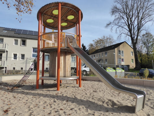 Spielturm mit Rutsche