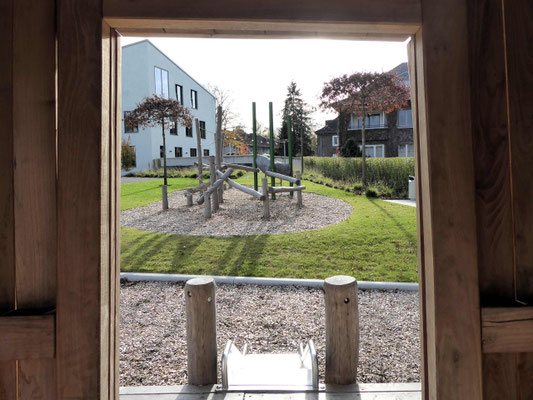 Ausblick Fenster Waldhäuschen auf Balancieranlage