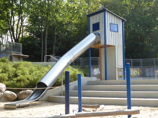 maritimer Kletterturm mit Röhrenrutsche für Bereiche ohne Fallschutz