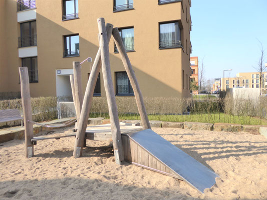 Tipisandbaustelle in Robinie mit Gleitfläche, Rüttelsieb, Sandkran und Sieben
