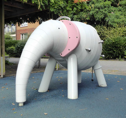 Elefant Tuffi, Rüssel im Boden fixiert