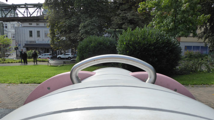 Blick über die Ohren mit Haltegriff in Edelstahl von Elefant Tuffi