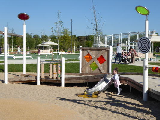 inklusiver Spielsteg mit Rutsche