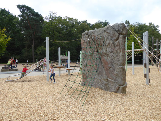 Kletterfels mit Einstiegsnetz