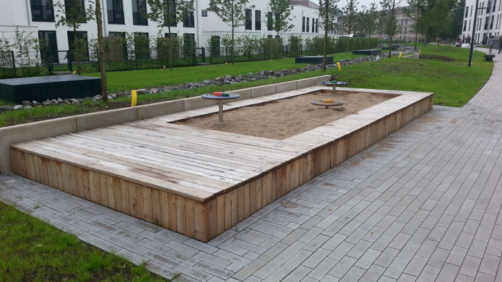 Sandspielkiste mit Gemüsebacktischen