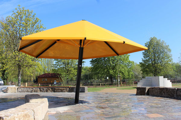 schräger Schirm groß komplett in Stahl als Sonnenschutz für öffentliche Plätze