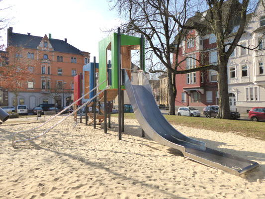 Kistentürme mit Freifallrutsche und Stahlpfosten