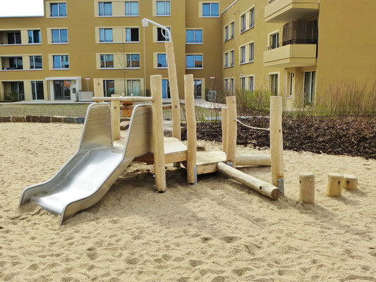 Bauspielanlage für kleine Kinder mit 1,0m breiter Rutsche, Balanciermöglichkeiten, drehbarem Sandkran und Matschtisch