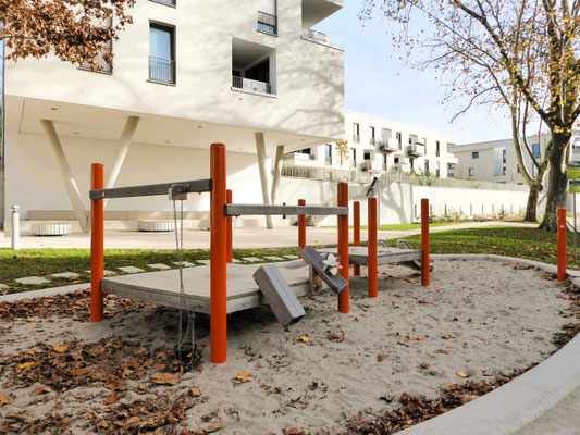 Sandbaustelle mit Schütten und Fernglas