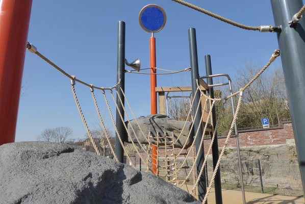 schwebende Felsen, Trichtertelefon und Lolli