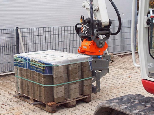 Mover paquetes de adoquines con excavadoras
