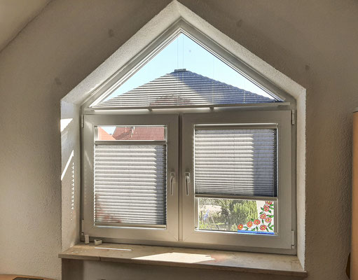 Plissee-Anlagen - die Sonnenschutz-Problemlöser für knifflige Fensterformen