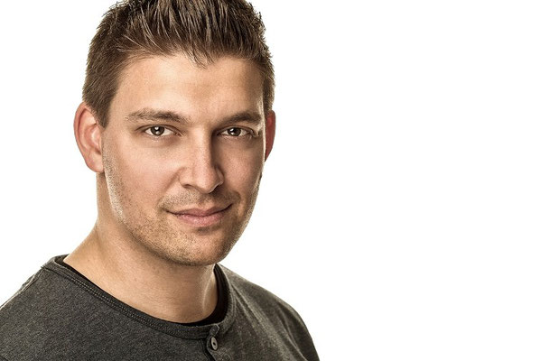Professionelles Porträt eines Mannes vor einem weißen Hintergrund, aufgenommen in einem Fotostudio.