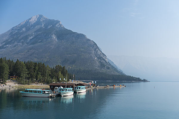 Am Lake Minnewanka in Alberta Kanada