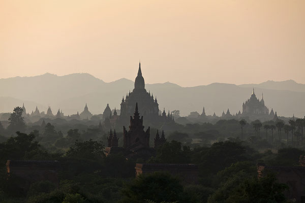 Tempel in Bagan bei Sonnenuntergang, Myanmar