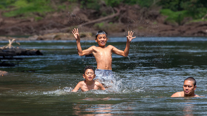 Kinder im Fluss bei Puerto Viejo Costa Rica