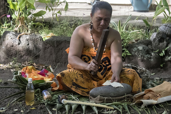 Herstellung von Tapa in Omoa auf Fatu Hiva