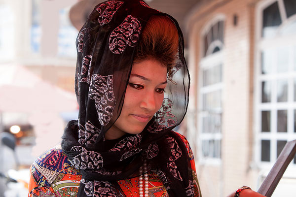 Frau in Kashgar, China