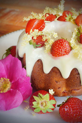 Erdbeer-Rosen-Kuchen mit Holunderguss
