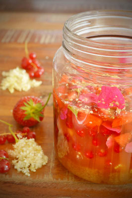 Sommerbeeren-Oxymel mit Mädesüß und Rose
