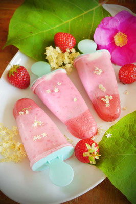 Erdbeer-Holunderblüten-Popsicles