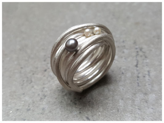 gewickelter Ring aus Silber mit Süßwasserperlen