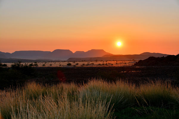 Namibia - Rundfahrt - Reise - Rundreise - Twyfelfontain - Landschaft - Sonnenuntergang 