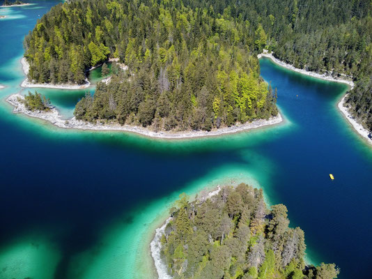 Drohnenfoto - Landschaft - Vogelperspektive - Drohne - Drohnenbild - Luftaufnahme - See - Blau - Sommer - Muster - Türkis - Wald - Alpen - Berge - Insel - Eibsee