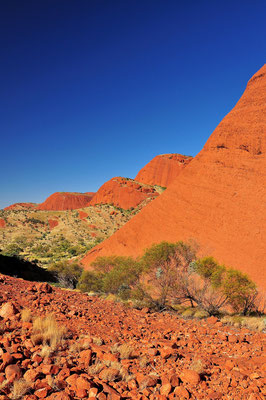 Australia - Australien -Zentralaustralien - Outback - Northern Territory - Landschaft - Blau - Rot - Berg - Kata Tjuta - Olgas
