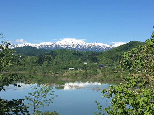 ４月　残雪の飯豊山と白川湖（須郷）Mt.Iide with remaining snow and  Lake Shirakawa