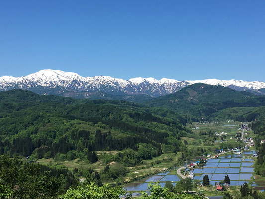 ５月　展望台から見える飯豊山と中津川村（上原）Mt. Iide and Nakatsugawa Village seen from observatory