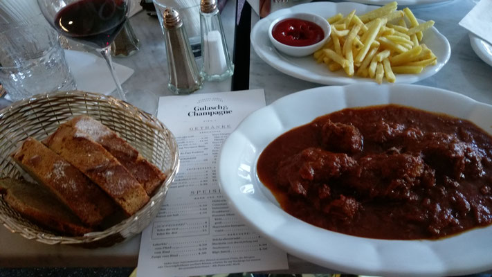 Gulasch im "Gulasch & Champagne" 