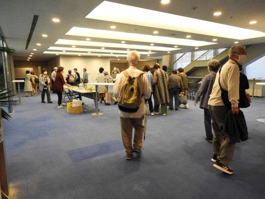 約２時間の演奏会も終わり帰路に就く観客。お疲れさまでした。