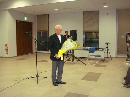 講師に花束贈呈