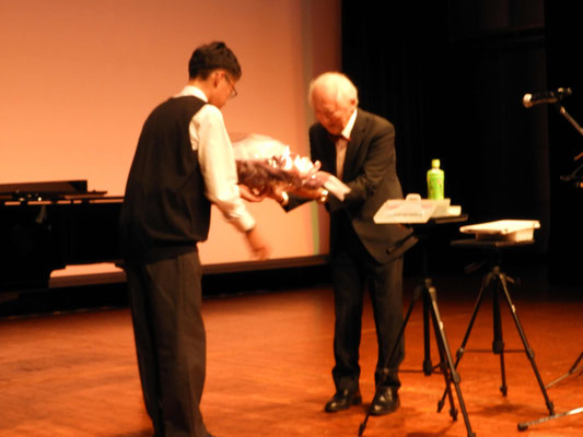 最後に太陽君から講師・指揮の沢柳会長への花束