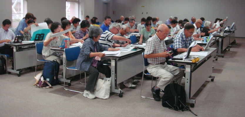 それに聞き入る参加者