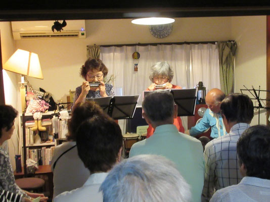 冨澤さん、松尾さん（サトウキビ畑）