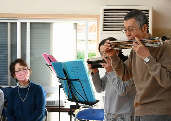 サイネリア（石渡・伊藤）→バス・コードハーモニカによる演奏で　希望