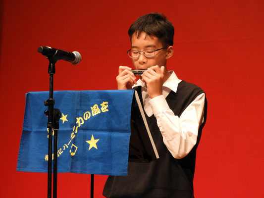 「荒城の月幻想曲」と「トルコ行進曲」を演奏する石渡太陽君
