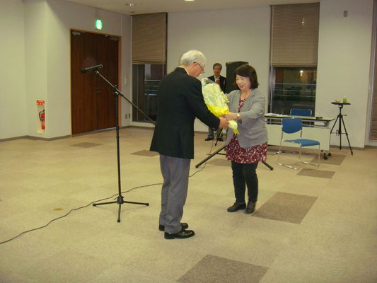 講師に花束贈呈