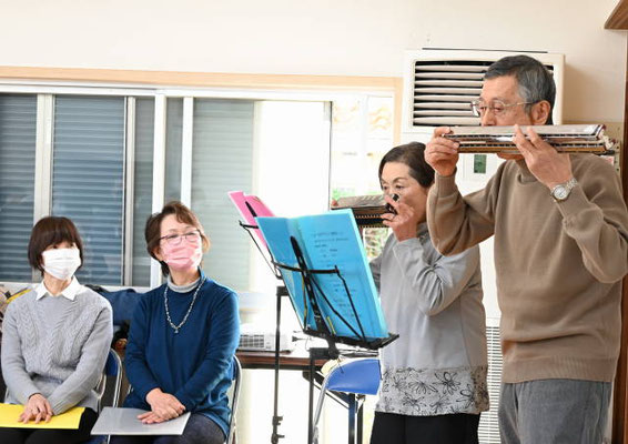 サイネリア（石渡・伊藤）→バス・コードハーモニカによる演奏で　希望