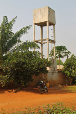 Château d'eau avec pompe fil du soleil