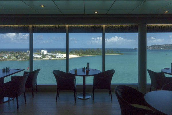 Blick aus dem Frühstücksraum des Schiffs auf Montego Bay, Jamaica