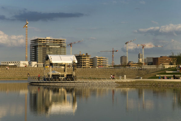 Der neue Teich, im Hintergrund: die Thyssen-Krupp-Zentrale im Bau