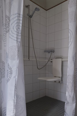 Einhängbarer Duschsitz in befahrbarer und bodengleicher Dusche - barrierefrei Ferienwohnung