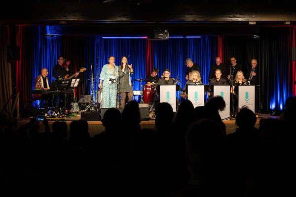 Gesang, Bläser und Rhythmusgruppe, 14 Personen ließen es krachen. [Foto: Paul Jacot] 