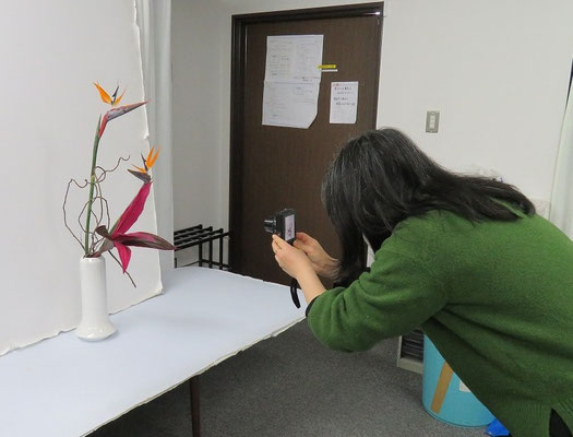 自身の作品の写真を撮る様子。