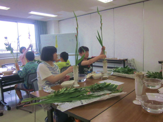 花材１／グラジオラス②　しゃくやく③　アスチルベ②　鳴子百合②